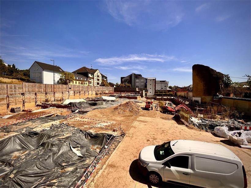 Baustelle in Grevenmacher mit pausierter Arbeit am Brückentag vor Nationalfeiertag, Wiederaufnahme ab Mittwoch geplant