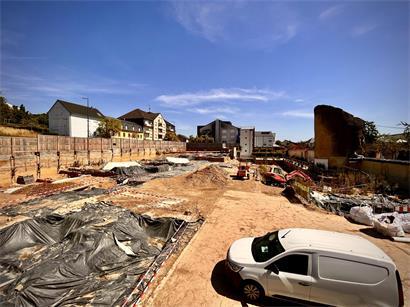 Baustelle in Grevenmacher mit pausierter Arbeit am Brückentag vor Nationalfeiertag, Wiederaufnahme ab Mittwoch geplant
