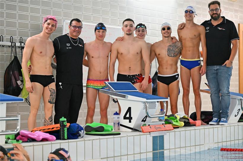 Am Montag war das Tageblatt beim Training der FLNS-Schwimmer zu Besuch. Betreut wird das Team von den Coaches Arslane Dris (2.v.l.) und Christophe Audot (r.).

