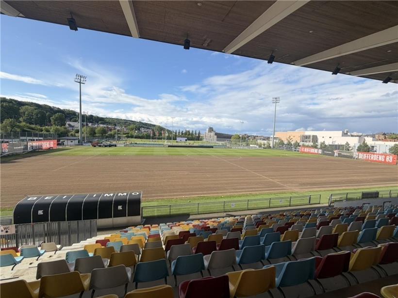 Baustelle im Differdinger Stadion am Montag mit Arbeitern und Baumaschinen bei Sanierungsarbeiten