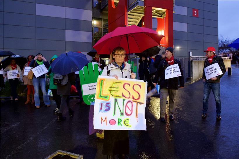 Am Montagmorgen veranstalteten Personaldelegation und Gewerkschaften vor der „International School of Luxembourg“ ein gemeinsames „Walk-in“, um gegen die Verschlechterung ihrer Arbeitsbedingungen zu protestieren
