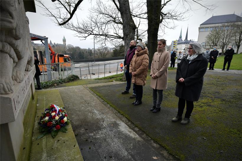 Am „Monument aux morts de la Force armée“ auf dem „Kanounenhiwwel“ wurden Blumen niedergelegt
