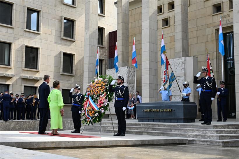 Am Monument des Resistenzmuseums wurde ein Blumenkranz niedergelegt