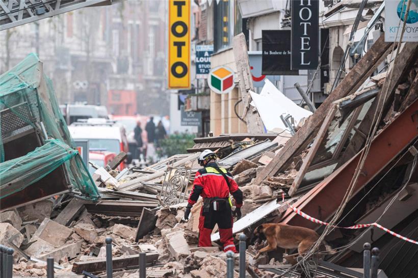 Am Morgen des 12. November 2022 stürzten in einer Einkaufsstraße im Zentrum von Lille zwei kleine, nebeneinander liegende Gebäude ein, ohne dass es vorerst Verletzte gab. Die Häuser waren in der Nacht aufgrund der Meldung eines Anwohners, der nach Hause kam, vorsorglich evakuiert worden.

