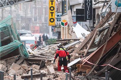 Am Morgen des 12. November 2022 stürzten in einer Einkaufsstraße im Zentrum von Lille zwei kleine, nebeneinander liegende Gebäude ein, ohne dass es vorerst Verletzte gab. Die Häuser waren in der Nacht aufgrund der Meldung eines Anwohners, der nach Hause kam, vorsorglich evakuiert worden.
