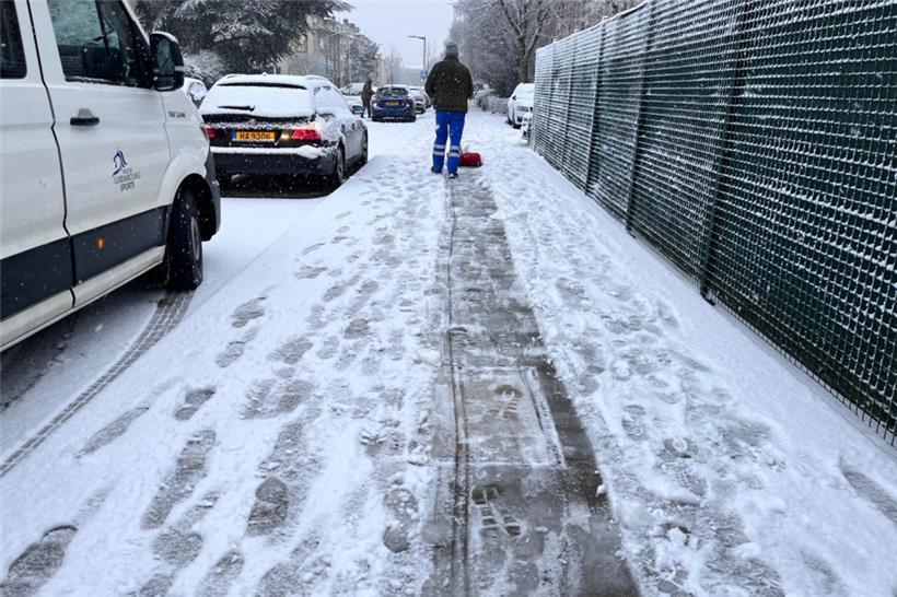 Am Morgen mussten erst mal Bürgersteige gekehrt werden