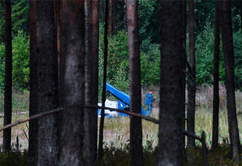 Am Morgen nach dem Absturz untersuchen Ermittler das Wrack der Embraer-Legacy-600-Maschine Prigoschins 
