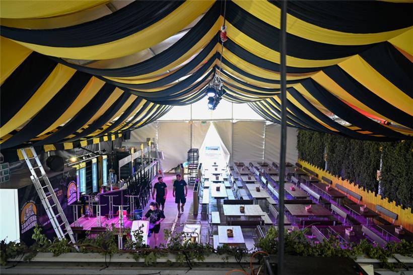 Am Morgen war das Zelt noch fast leer. Am Nachmittag sieht es schon fast so aus, als könnten die Gäste jeden Moment kommen. 
