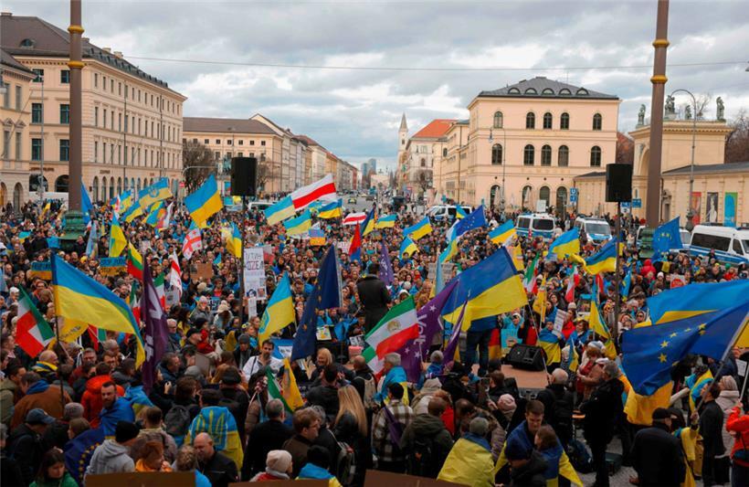 Am Rande der Münchner Sicherheitskonferenz forderten Demonstranten aus mehreren Staaten ein Ende des russischen Angriffskrieges in der Ukraine
