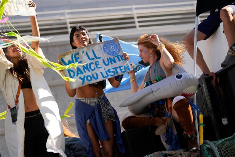 Am Rande der zweiten UN-Ozeankonferenz in Lissabon haben viele Aktivisten für einen besseren Schutz der Weltmeere demonstriert
