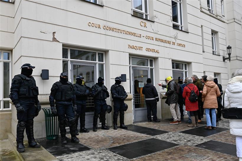 Am Rande des Geschehens waren auch Polizisten postiert worden, um gegebenenfalls...