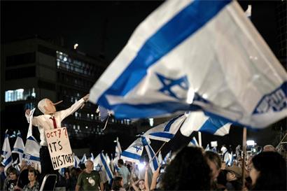 Am Samstag demonstrierten Tausende Menschen in Tel Aviv gegen den israelischen Regierungschef Benjamin Netanjahu