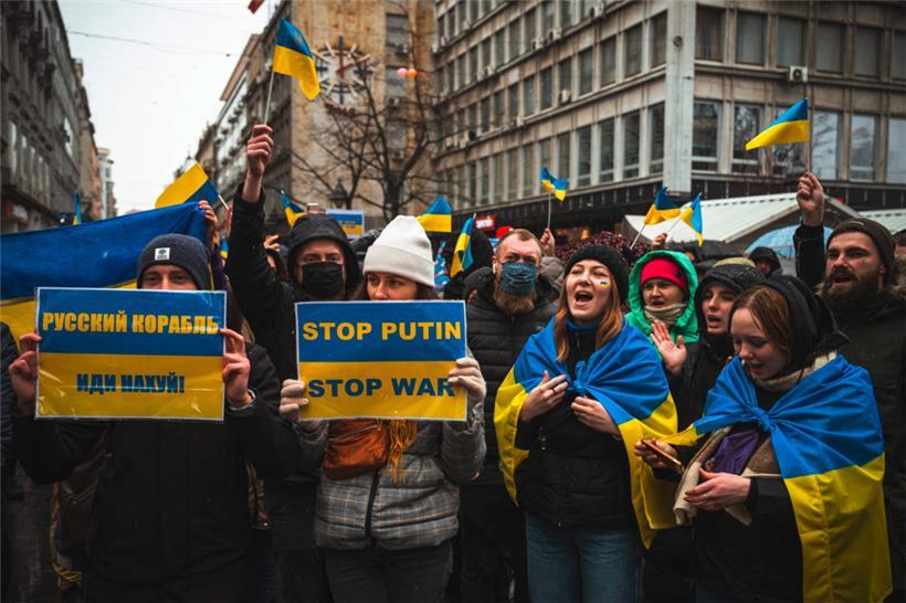 Am Samstag demonstrierten in Belgrad vornehmlich ältere Männer für Putin, am Sonntag gingen in der serbischen Hauptstadt Menschen gegen Putins Krieg auf die Straße
