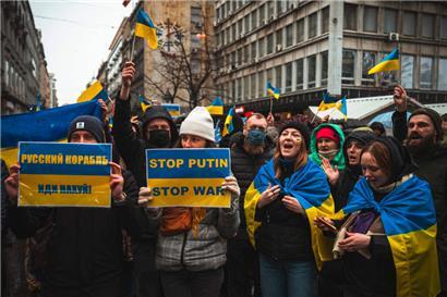 Am Samstag demonstrierten in Belgrad vornehmlich ältere Männer für Putin, am Sonntag gingen in der serbischen Hauptstadt Menschen gegen Putins Krieg auf die Straße
