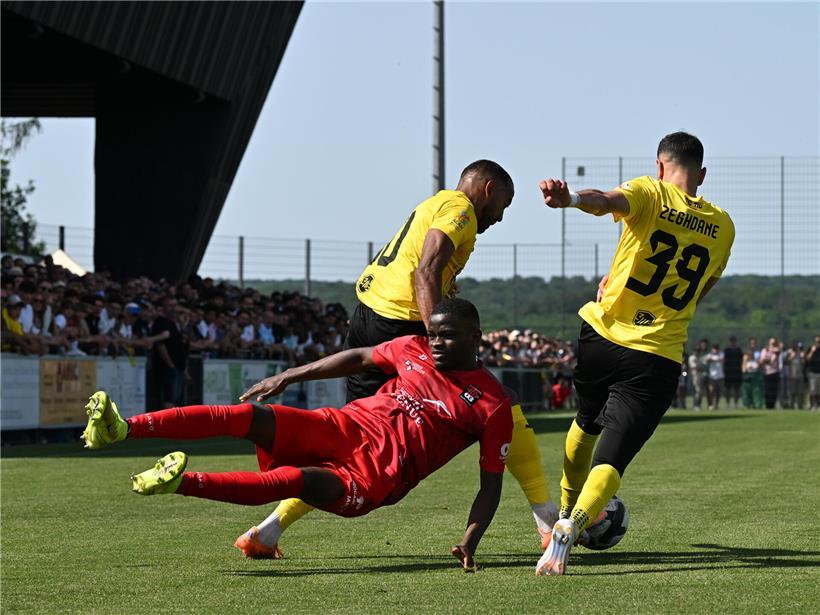 Boris Mfoumou verliert am Samstag beim Spiel von Differdingen den Halt unter den Füßen auf dem Fußballfeld