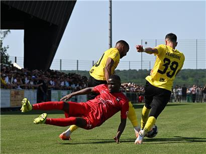 Boris Mfoumou verliert am Samstag beim Spiel von Differdingen den Halt unter den Füßen auf dem Fußballfeld