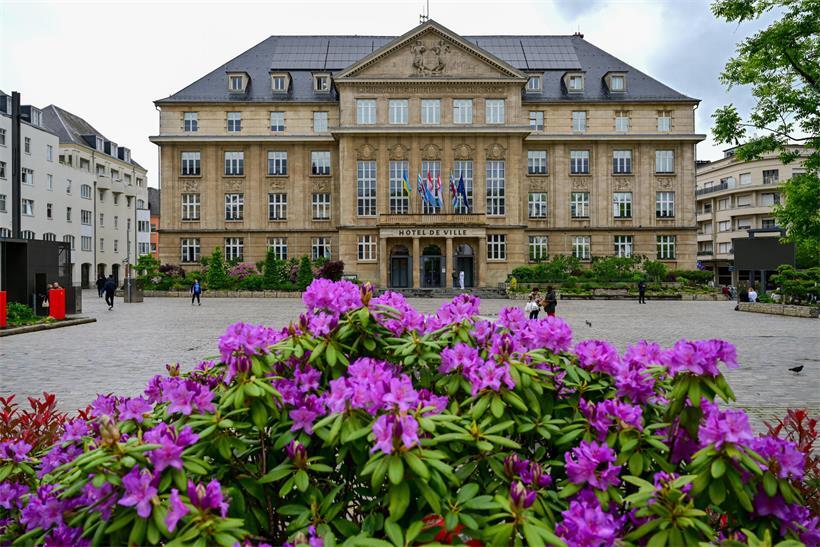Platz vor dem Rathaus Esch verwandelt sich am Samstag in große Spielfläche mit Kindern und Spielgeräten