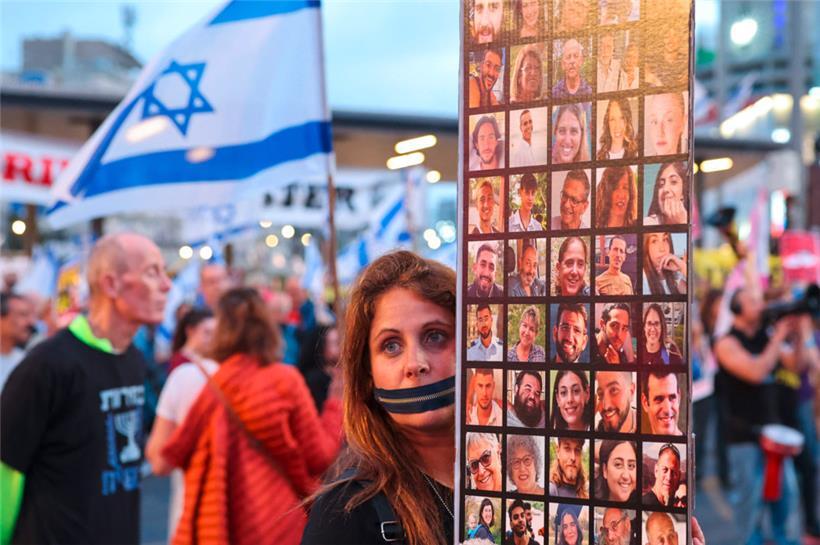 Am Samstagabend hatten sich erneut zahlreiche Demonstranten in Tel Aviv versammelt. Sie forderten die israelische Regierung auf, eine Einigung über die Freilassung der Geiseln zu erzielen.
