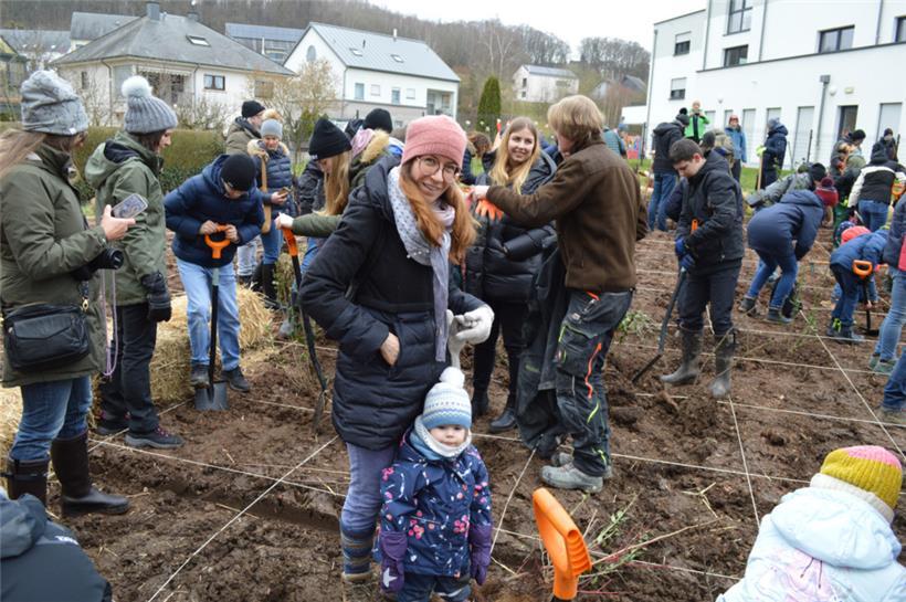 Am Samstagmorgen und -nachmittag beteiligten sich insgesamt 200 Helfer an der Pflanzaktion
