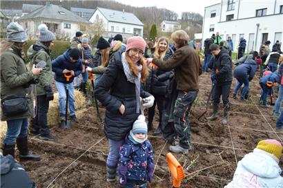 Am Samstagmorgen und -nachmittag beteiligten sich insgesamt 200 Helfer an der Pflanzaktion
