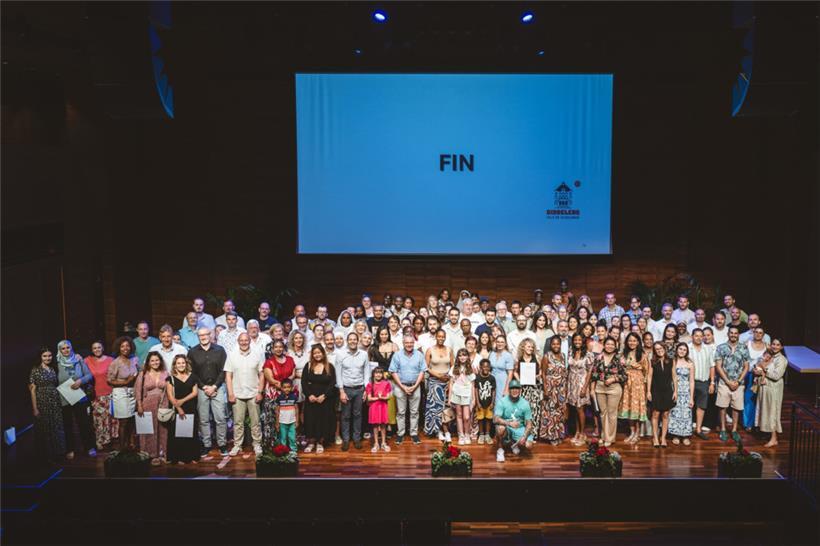 Am Sommeranfang bekommen die Absolventinnen und Absolventen der Sprach- und Informatikkurse feierlich ihr Zertifikat überreicht – wie hier beim Abschluss der Kurse 2024/2025 im Düdelingener Kulturzentrum „opderschmelz“
