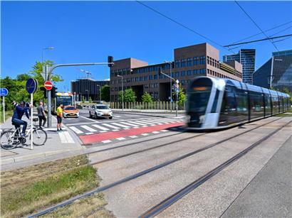 Baustelle der Tramverlängerung auf Kirchberg mit Bauarbeitern und Maschinen am Sonntagbeginn der Bauphase