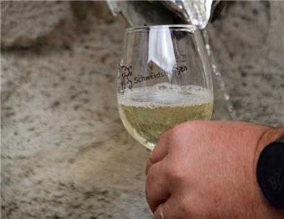 Am Sonntag fließt traditionell wieder Wein aus dem Brunnen an der Pfarrkirche in Schwebsingen 
