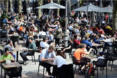 Am Sonntag herrschte genau wie am Samstag Massenandrang auf den Terrassen
