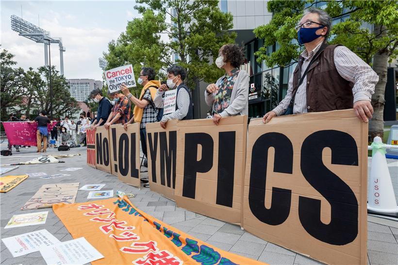 Am Sonntag versammelten sich Demonstranten vor dem Nationalstadion und dem Museum des Japanischen Olympischen Komitees, um gegen die Austragung der Olympischen Spiele in Tokio zu demonstrieren
