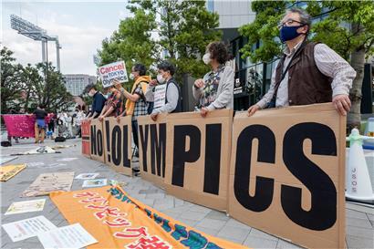 Am Sonntag versammelten sich Demonstranten vor dem Nationalstadion und dem Museum des Japanischen Olympischen Komitees, um gegen die Austragung der Olympischen Spiele in Tokio zu demonstrieren
