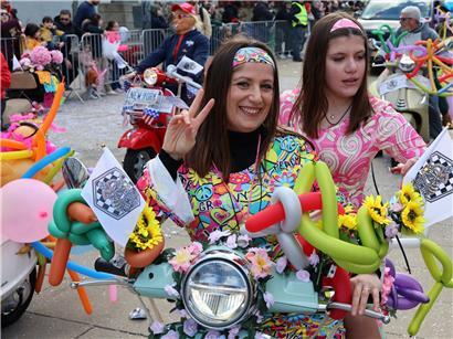 Menschenmenge bei belebtem Sonntagsmarkt in Esch mit Ständen und fröhlicher Atmosphäre
