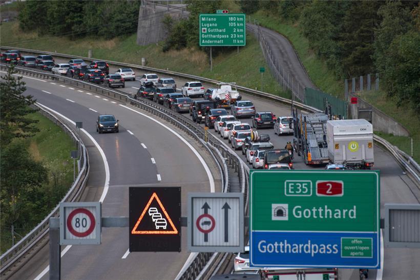 Am Sonntag wurde der knapp 17 Kilometer lange Tunnel geschlossen, als Betonteile aus der Zwischendecke auf die Fahrbahn gestürzt waren
