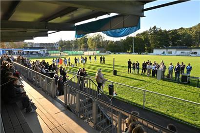 Am „Stade Fernand Weber“ versammelten sich Familienangehörige, Politiker und Fußballfans
