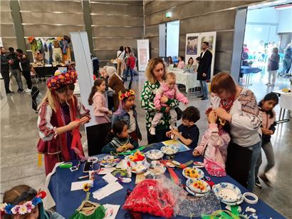 Am Stand von LUkraine wurde die Kunst des Vinok vorgestellt.
