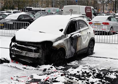 Am Tag danach: Ein ausgebranntes Autowrack steht am Montag von Schnee bedeckt auf dem Glacis
