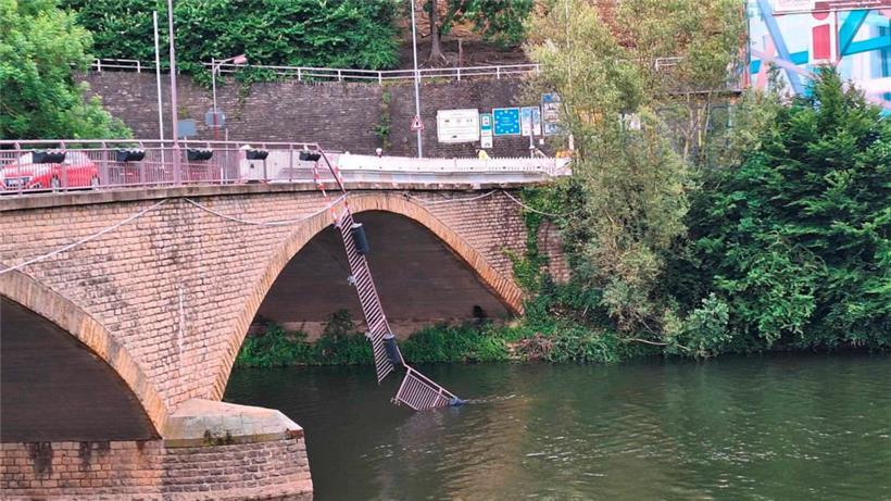 Am Tag nach dem Unfall sind die Schäden an der Brücke noch deutlich zu sehen
