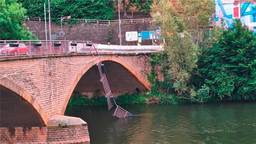 Am Tag nach dem Unfall waren die Schäden an der Brücke noch deutlich zu sehen

