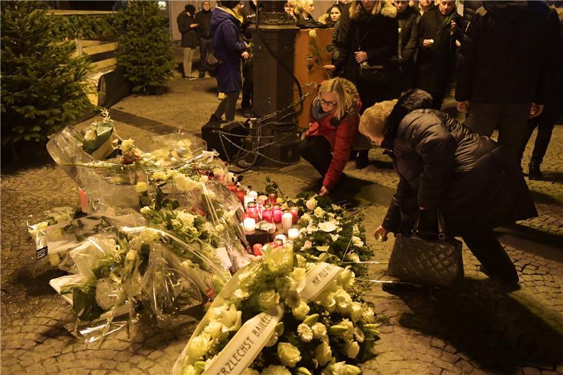 Am Tag nach dem tragischen Tod des Jungen gedachten die Menschen ihm mit einer Zeremonie und Blumen
