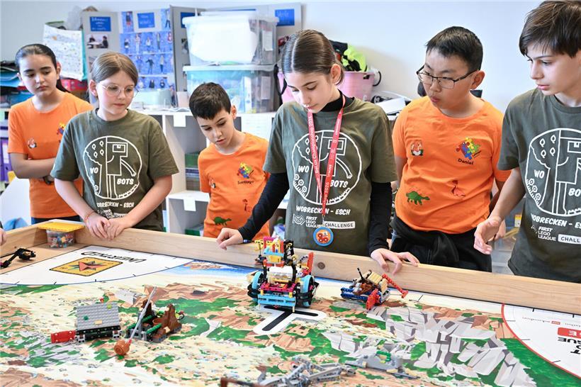 Programmierbarer Roboter am Tisch, der Missionen erfüllt und Punkte sammelt bei Lernspiel und Robotik-Wettbewerb