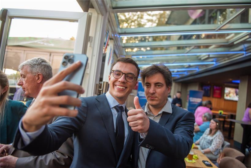 Am Wahlabend des 8. Oktober 2023 mit dem Adrenalin-Vorsitzenden Maksymilian Woroszylo (l.) in der Sportsbar The Spot, wo die ADR ihre Wahlparty abhielt
