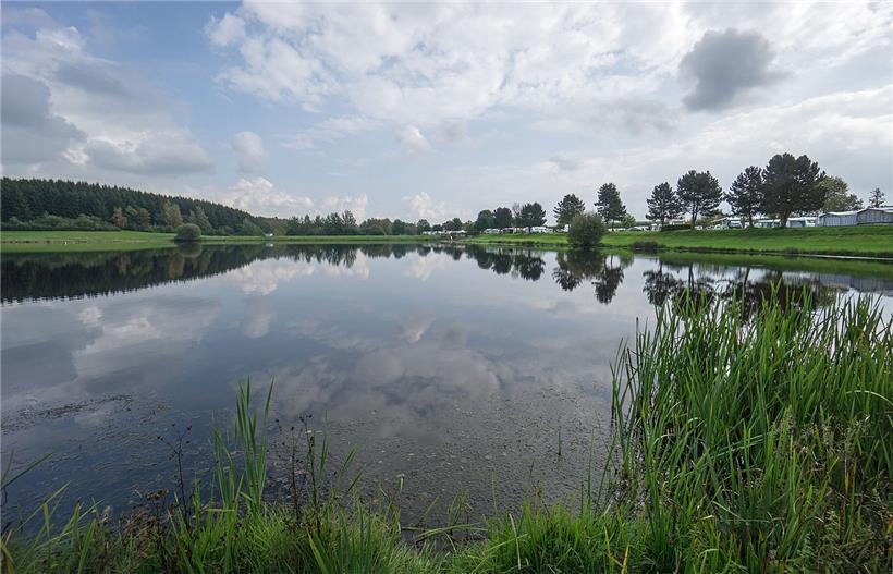 Am Weiswampacher See soll ein großes Tourismusprojekt entstehen. Eine Bürgerinitiative wehrt sich dagegen. 
