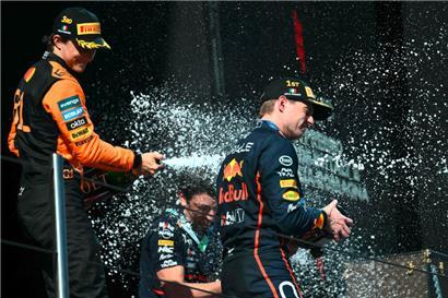 Am Wochenende findet das vorletzte WM-Rennen zwischen Oscar Piastri (l.) und Max Verstappen in Katar statt
