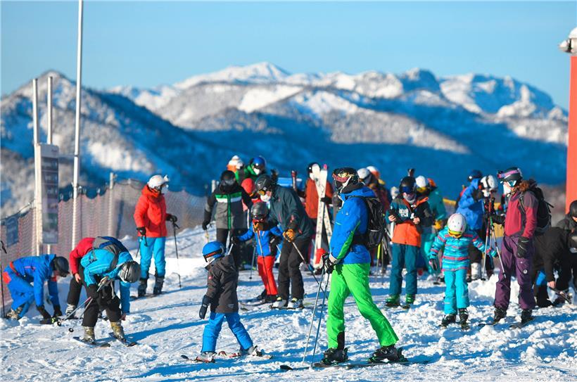 Am Wochenende gab es in manchen Skigebieten teils so große Verkehrsstaus, dass einige die Notbremse zogen und den Zutritt sperrten
