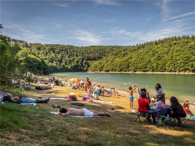 Sommerliche Landschaft in Luxemburg mit blauem Himmel und grünen Feldern an einem sonnigen Wochenende