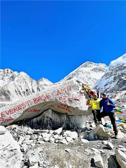 Am Ziel angekommen: Pascal Duhautpas (in Gelb) und Jakob Reiser (in Blau) am Mount Everest Base Camp in 5.364 Meter Höhe
