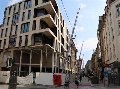 Baustelle am ehemaligen Scholesch Eck mit stillstehender Arbeit und Regenwasser, das im Inneren zu hören ist