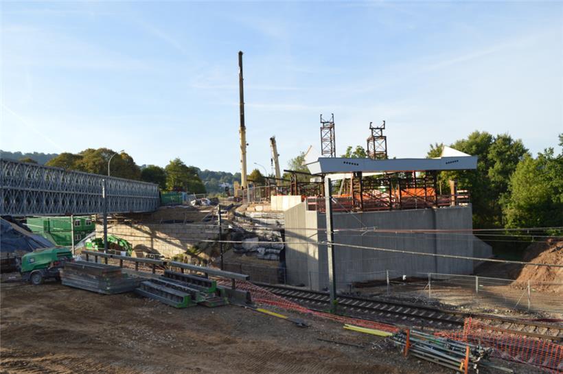 Am frühen Freitagmorgen brachte ein Spezialtransporter ein nächstes überdimensionales Seitenstück der Bogenspannbrücke. Der Transport verlief nicht ohne Zwischenfall, wies das Teilstück doch längsseitig viele Schrammen auf. 
