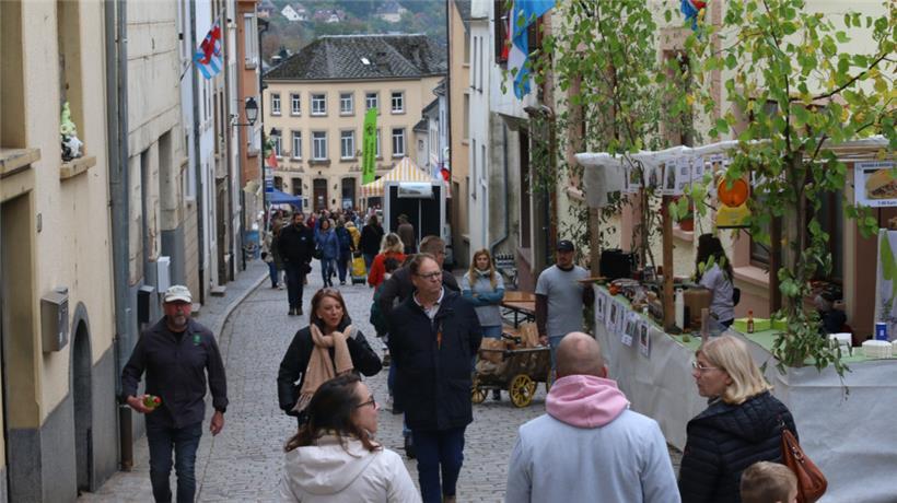 Am frühen Morgen ist in Vianden noch etwas weniger los, ab 10 Uhr füllen sich die Gassen schnell

