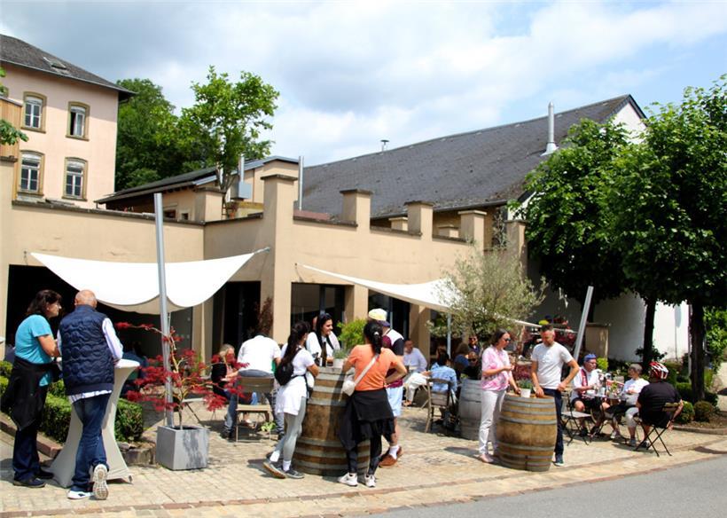 Am gestrigen Pfingstmontag waren die Vinotheken und Terrassen, wie hier bei Schmit-Fohl in Ahn, gut besucht
