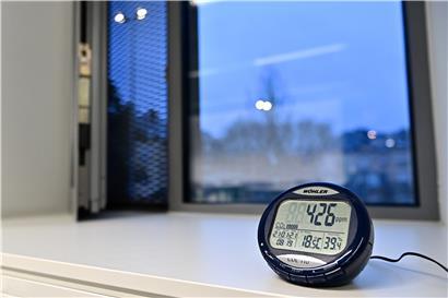 Am offenen Fenster sollte der Melder nicht aufgestellt werden. Dieses Gerät zeigt den sehr niedrigen Wert von 426 ppm an, weil es die frische Luft von draußen misst und nicht etwa den reellen Wert im Inneren des Klassenzimmers. 
